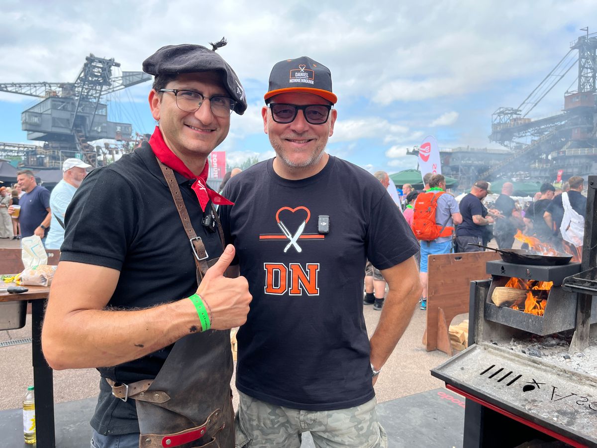 Daniel Nonnenmann mit Grillmeister am offenen Feuer