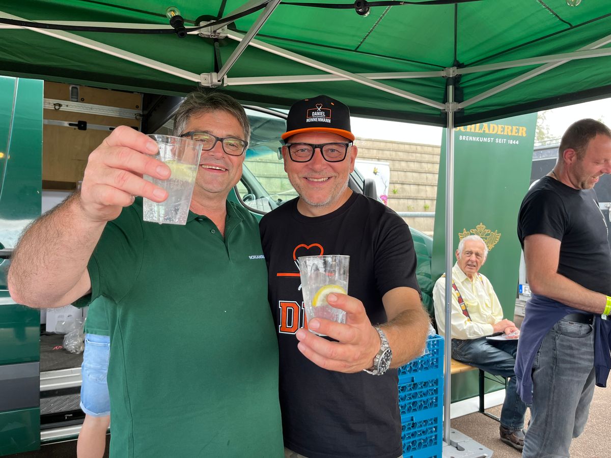 Daniel Nonnenmann prostet mit Schladerer-Partner am Stand