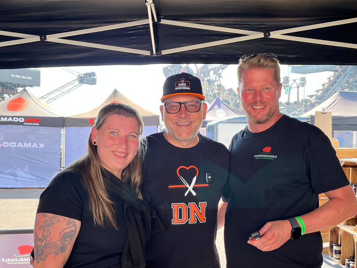 Daniel Nonnenmann mit Schwarzwaldsalz-Team am Stand