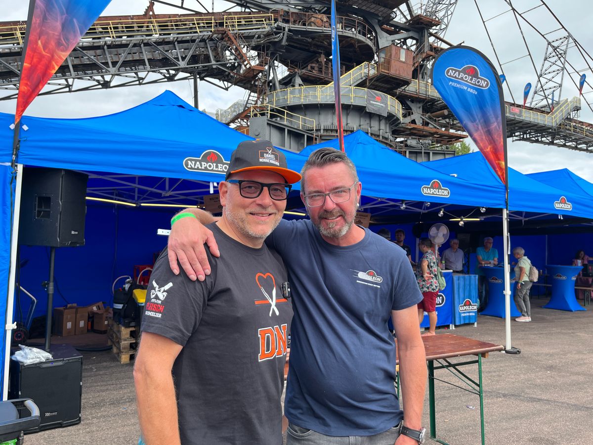 Daniel Nonnenmann mit Freund vor Napoleon-Stand