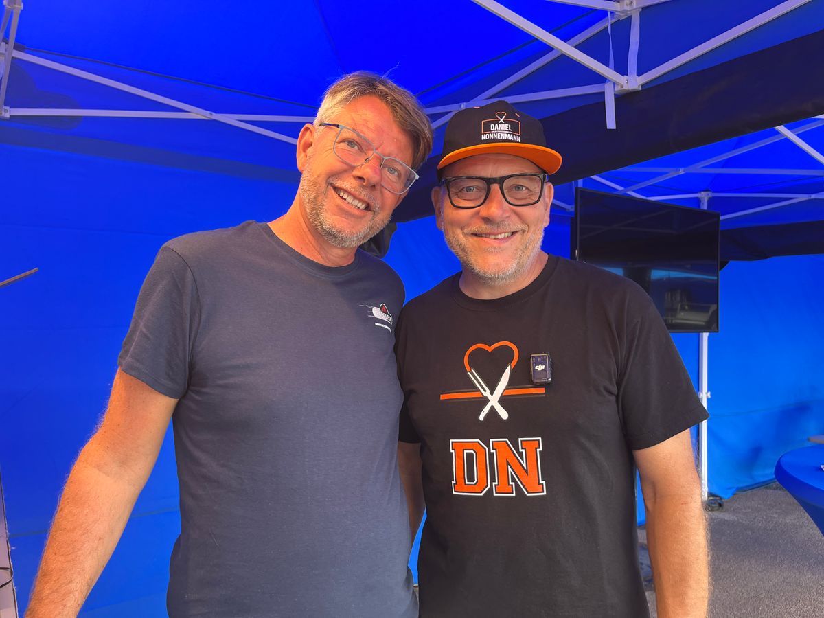 Daniel Nonnenmann mit Freund unter blauem Zelt