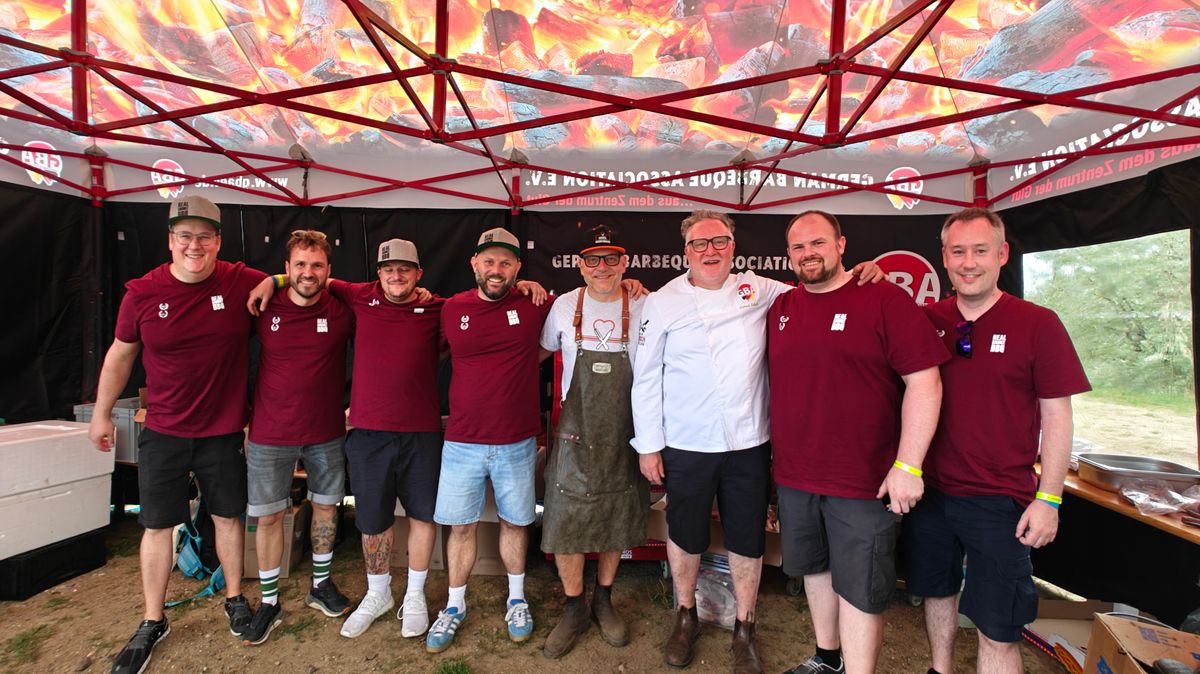 Teamfoto am GBA-Stand mit Schürze