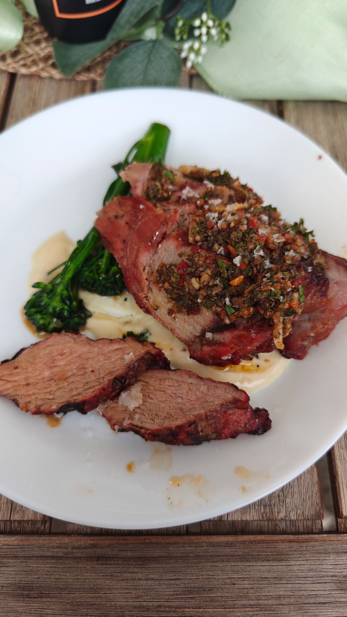Gegrilltes Fleisch mit Kräuterkruste und Broccolini
