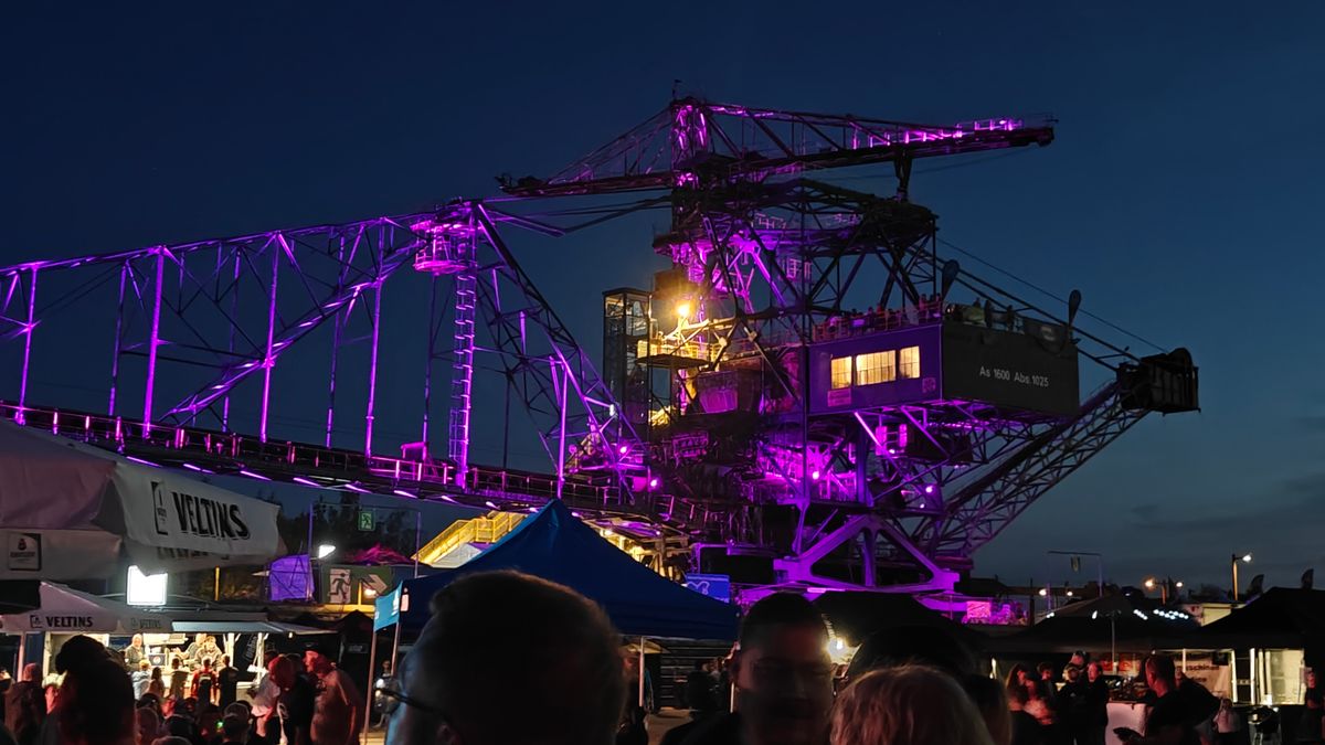 Festival-Gelände bei Nacht – lila Beleuchtung