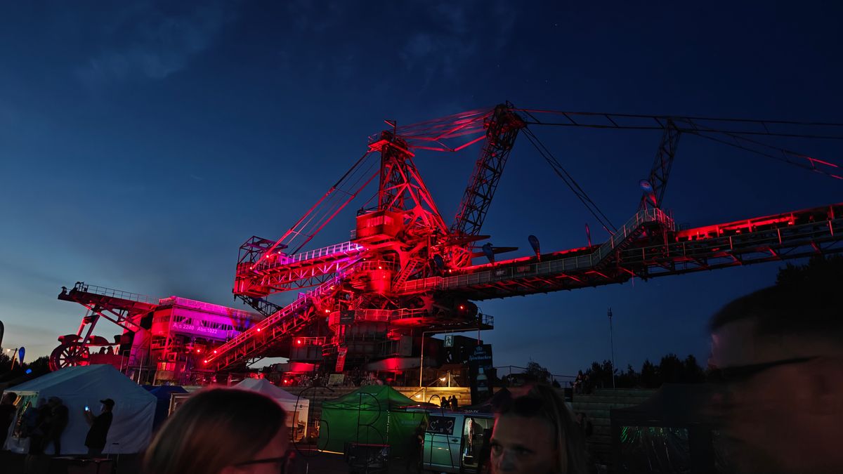 Festival-Gelände bei Nacht – rote Beleuchtung