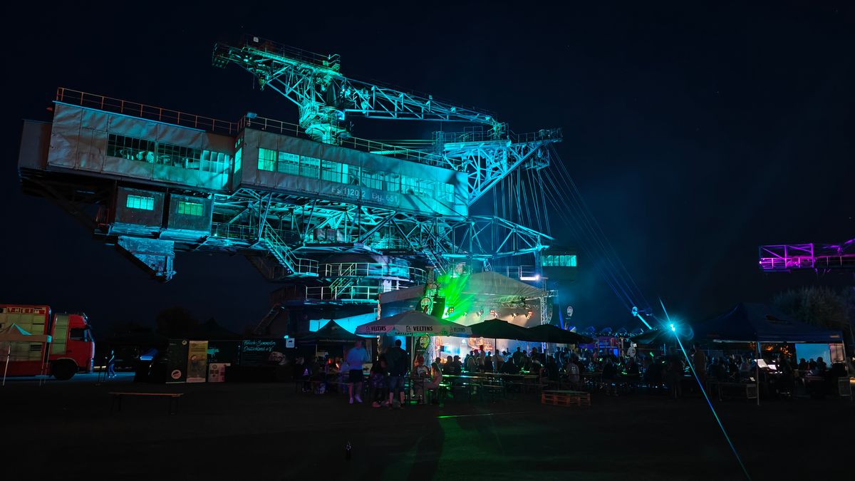 GBA Festival-Gelände bei Nacht mit blauer Industriebeleuchtung