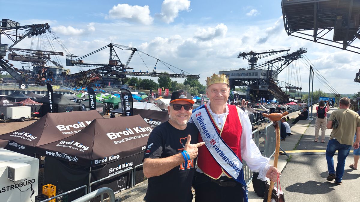 Daniel Nonnenmann mit dem Thüringer Bratwurstkönig