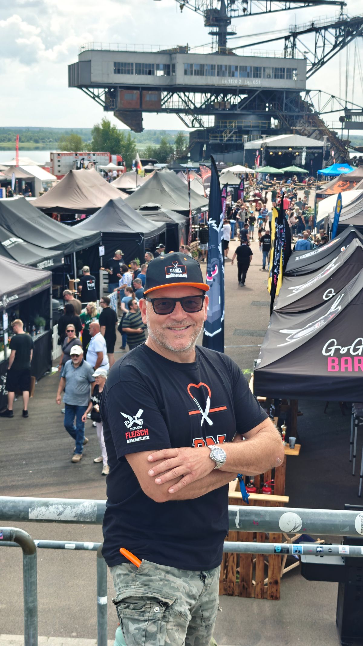 Daniel Nonnenmann Hochformat-Panorama über Festival-Zelte