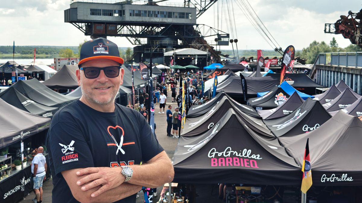 Daniel Nonnenmann vor dem Festival-Gelände mit GoGrillaz-Zelten