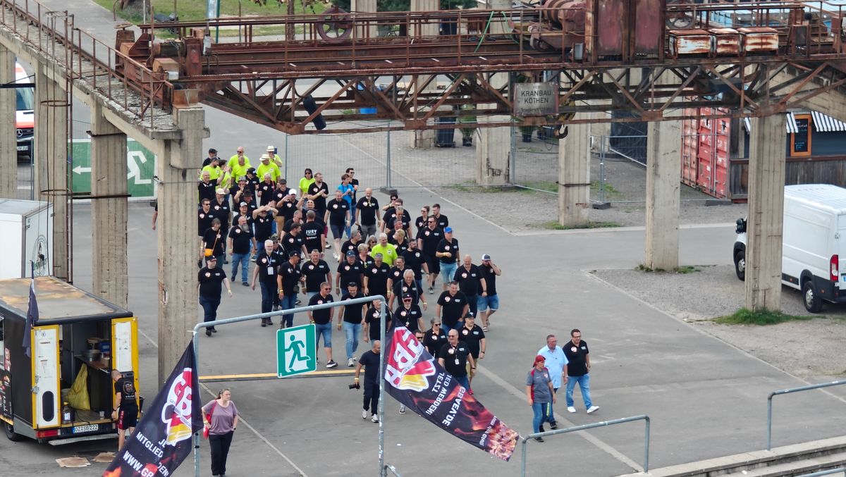 Teilnehmer-Parade auf dem GBA Festival-Gelände