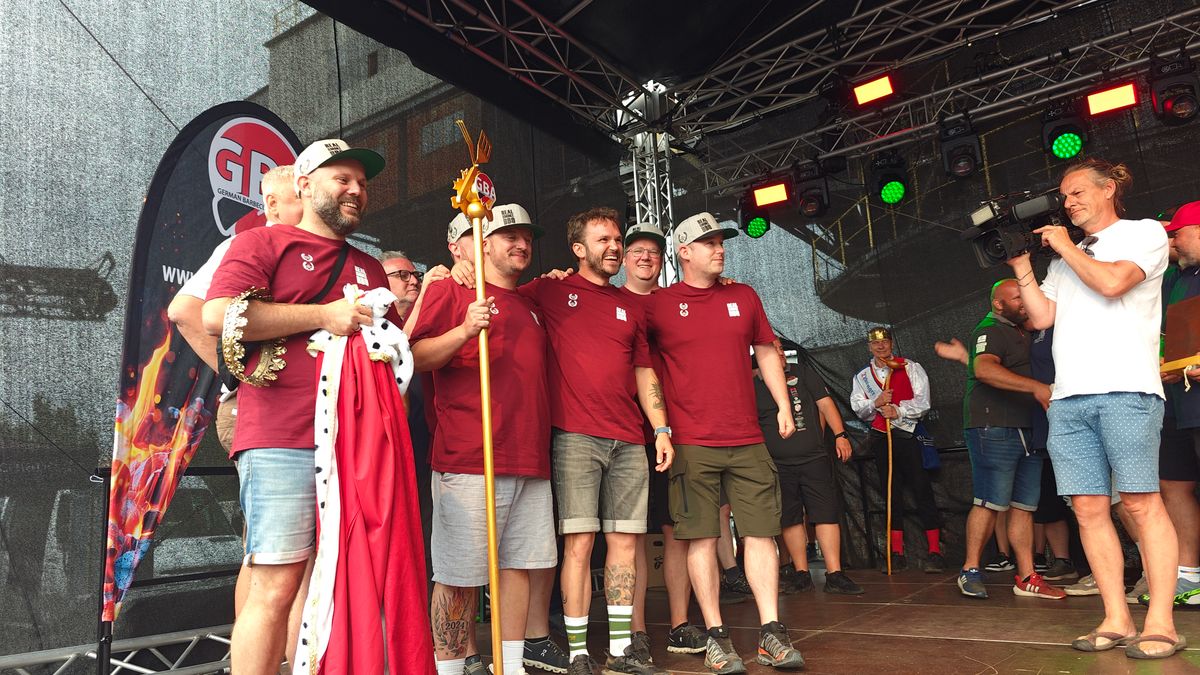 Team auf der Bühne mit Königsmantel und Zepter