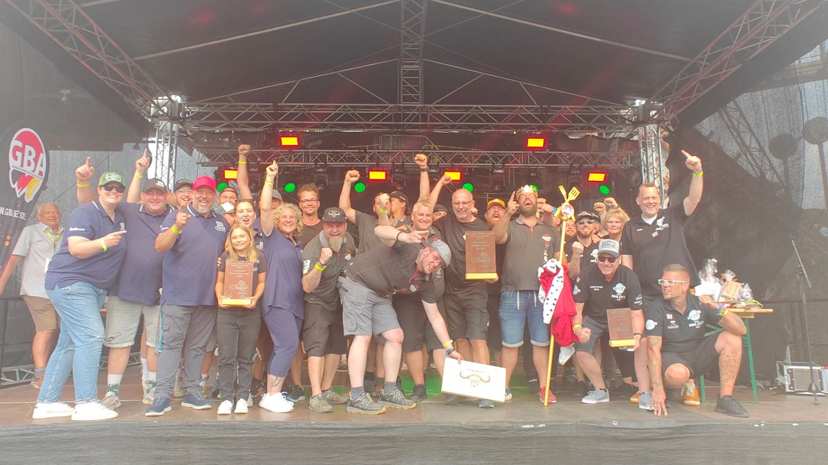 Siegerehrung auf der GBA Bühne – alle Gewinner jubeln
