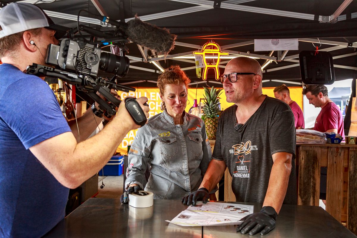 Daniel Nonnenmann beim TV-Interview mit Kameramann