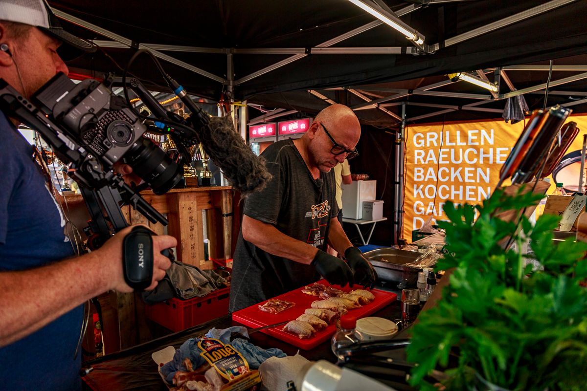 Daniel Nonnenmann beim Fleisch vorbereiten mit Kamera