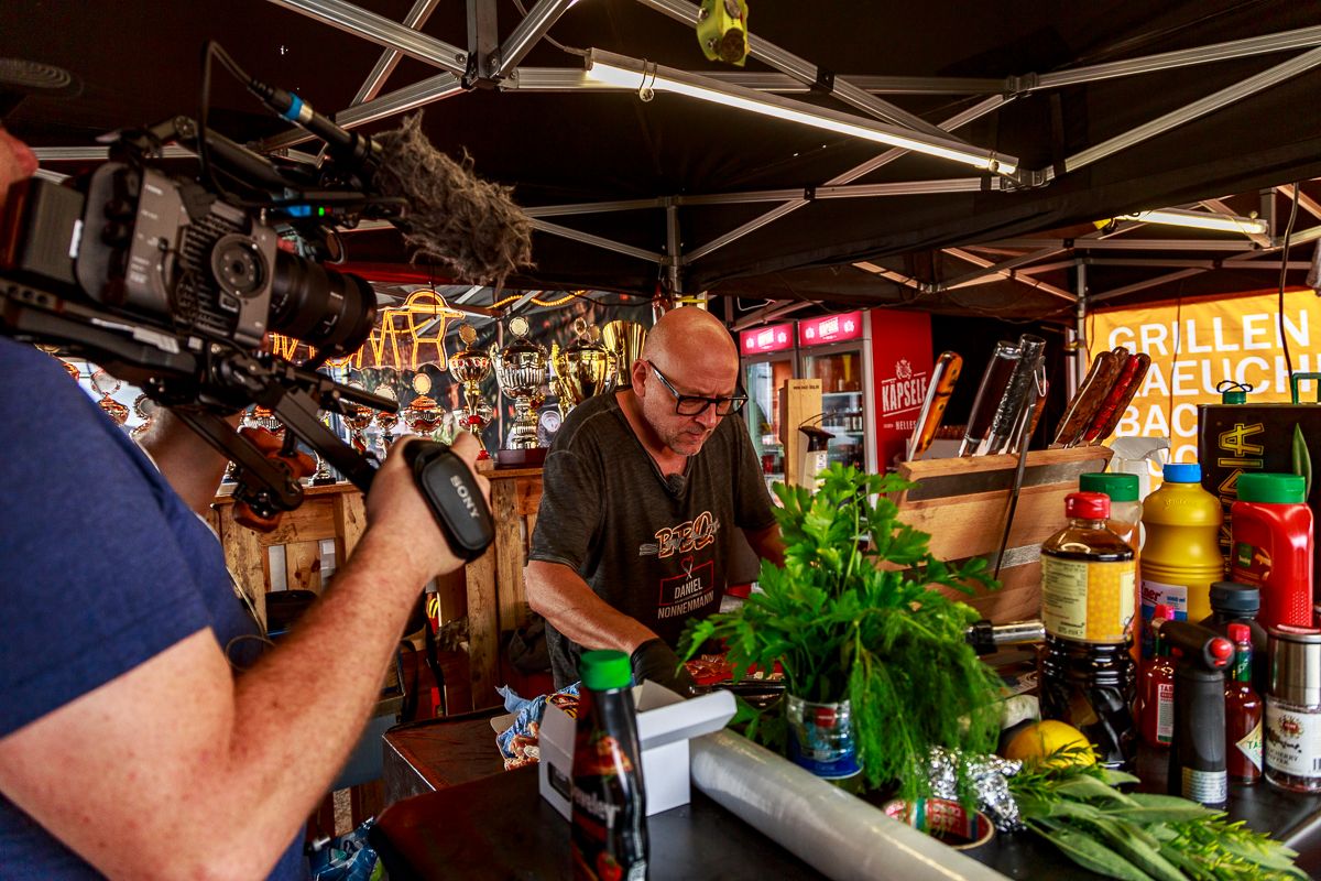 Daniel Nonnenmann bei der Zubereitung – Kameramann filmt