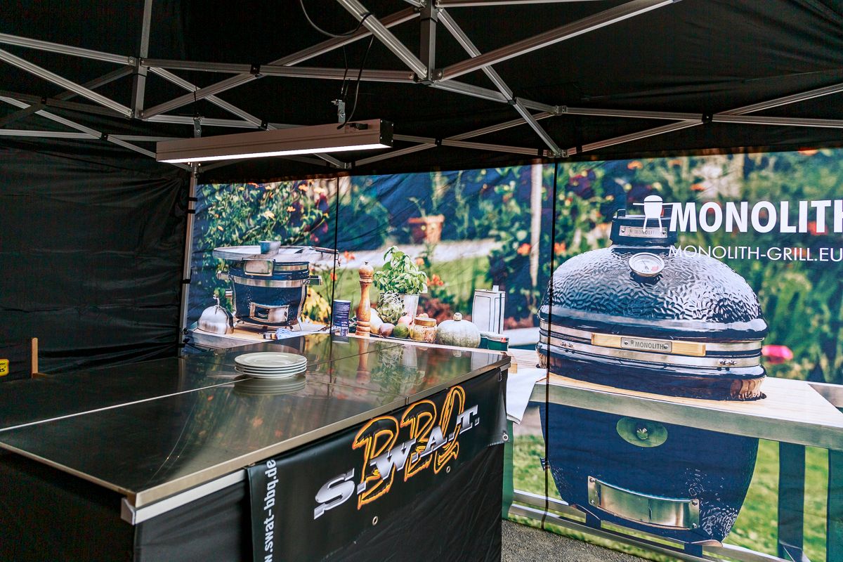 Monolith Grill Setup am Messestand