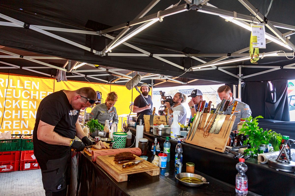 SWAT BBQ Team beim Zubereiten mit Kamerateam