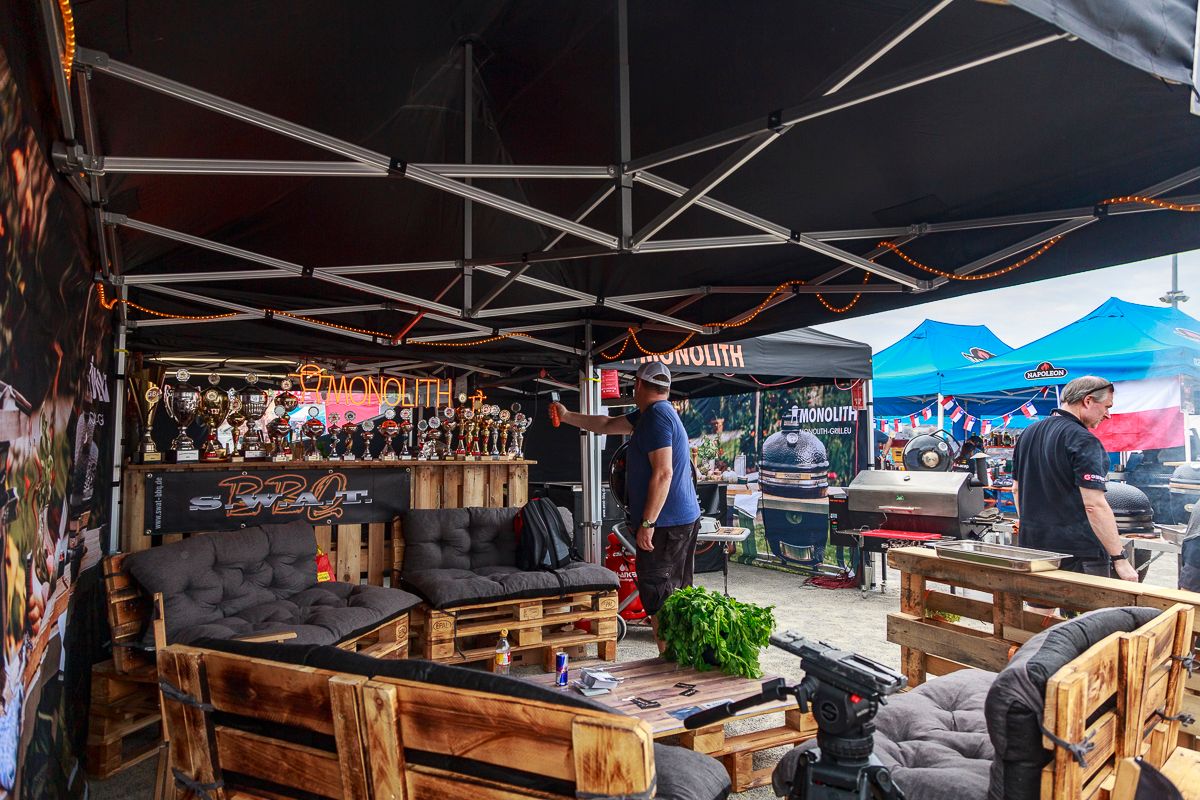 SWAT BBQ Stand mit Pokalen und Palettenmöbeln