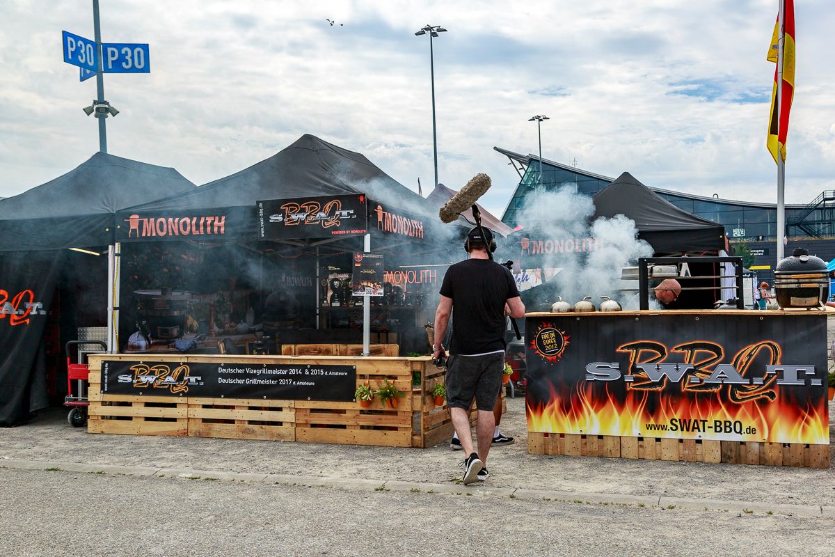 SWAT BBQ Wettbewerbs-Stand mit Rauch