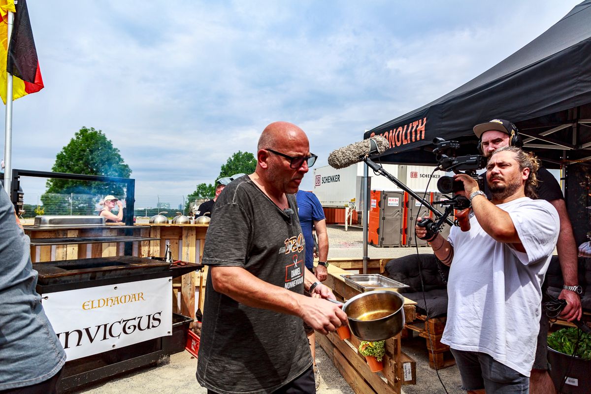Daniel Nonnenmann mit Kamerateam beim Kochen