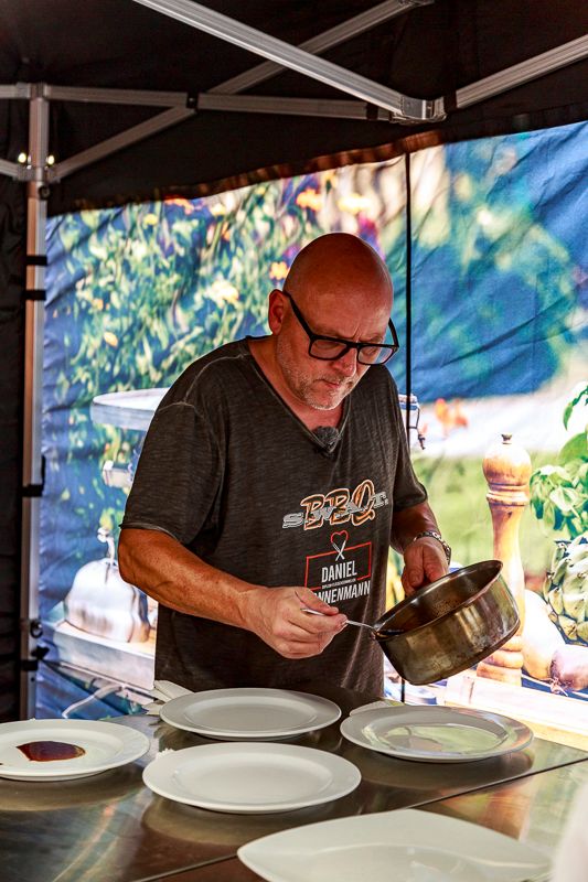 Daniel Nonnenmann beim Anrichten der Teller im Zelt