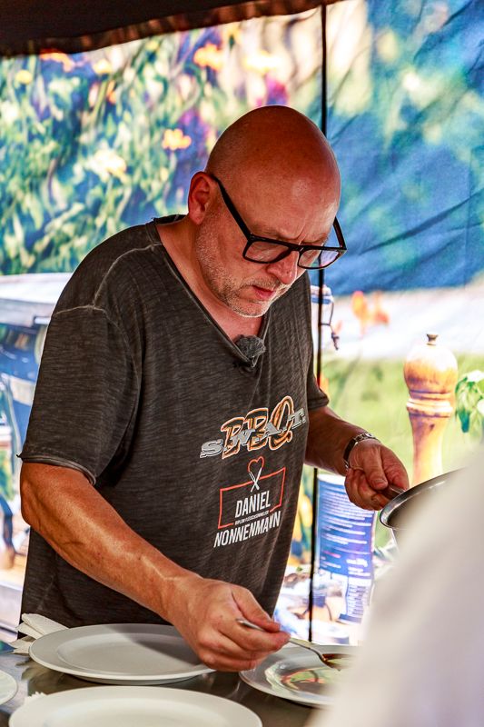 Daniel Nonnenmann konzentriert beim Teller-Anrichten