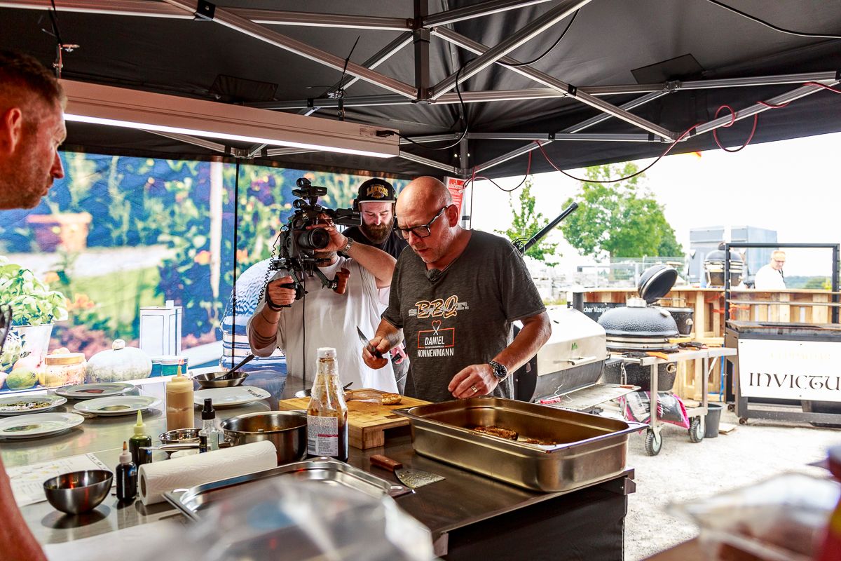Daniel Nonnenmann beim Anrichten – Kameramann filmt