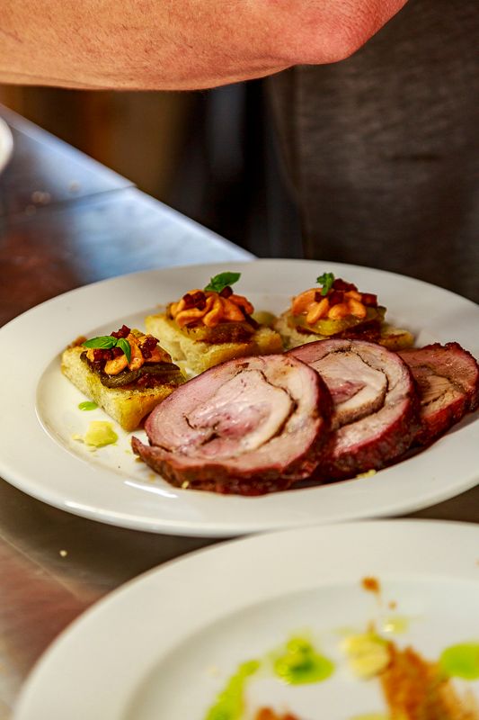 Wettbewerbs-Teller mit Fleischrolle und Bruschetta