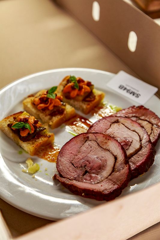 Geräucherter Braten mit Bruschetta auf dem Wettbewerbs-Teller