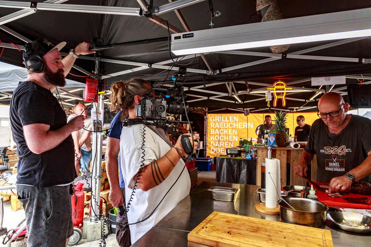 Daniel Nonnenmann beim Kochen mit Filmcrew im Wettbewerbs-Zelt