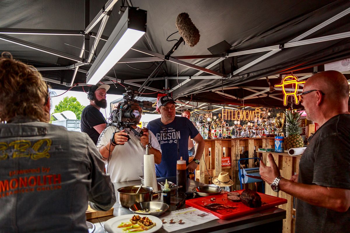 Filmdreh im Monolith-Zelt mit Kamera und Tonangel