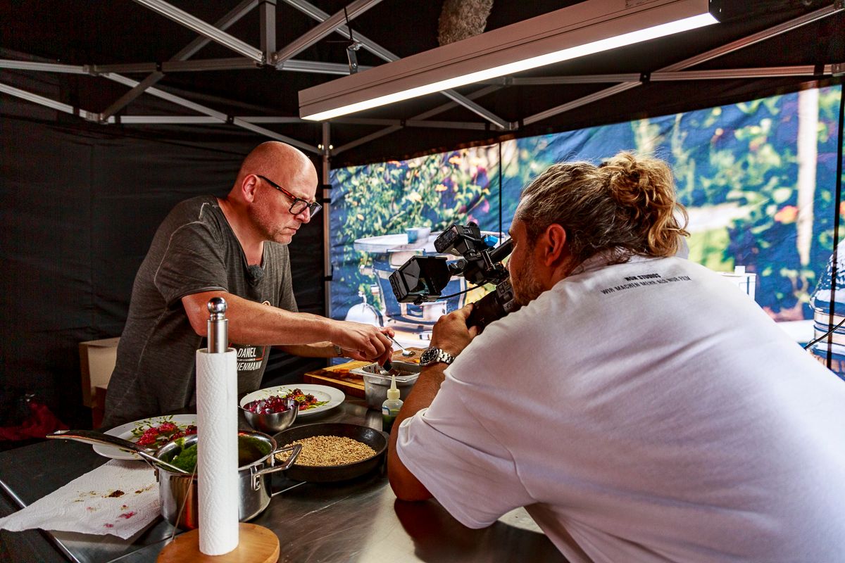 Daniel Nonnenmann beim Kochen vor der Kamera