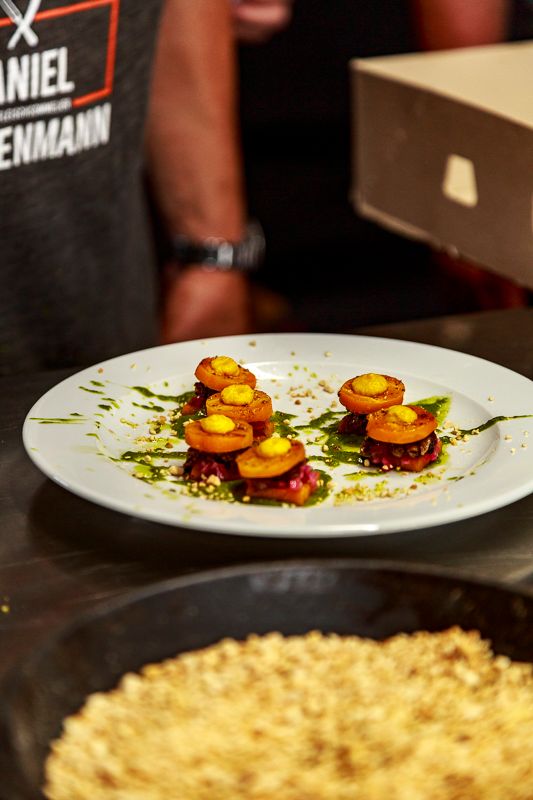 Wettbewerbs-Teller mit karamellisierten Aprikosen und Pesto