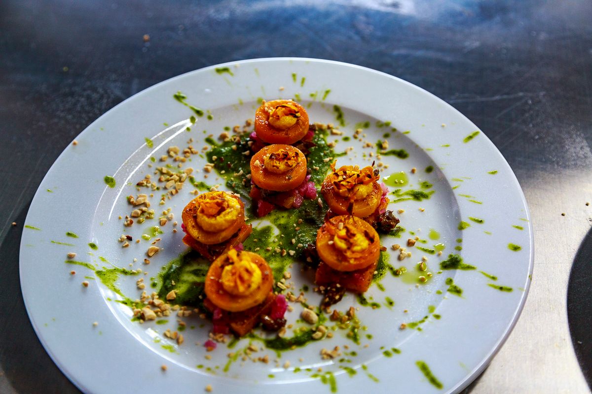 Wettbewerbs-Teller mit Aprikosen-Röllchen und Kräuterpesto