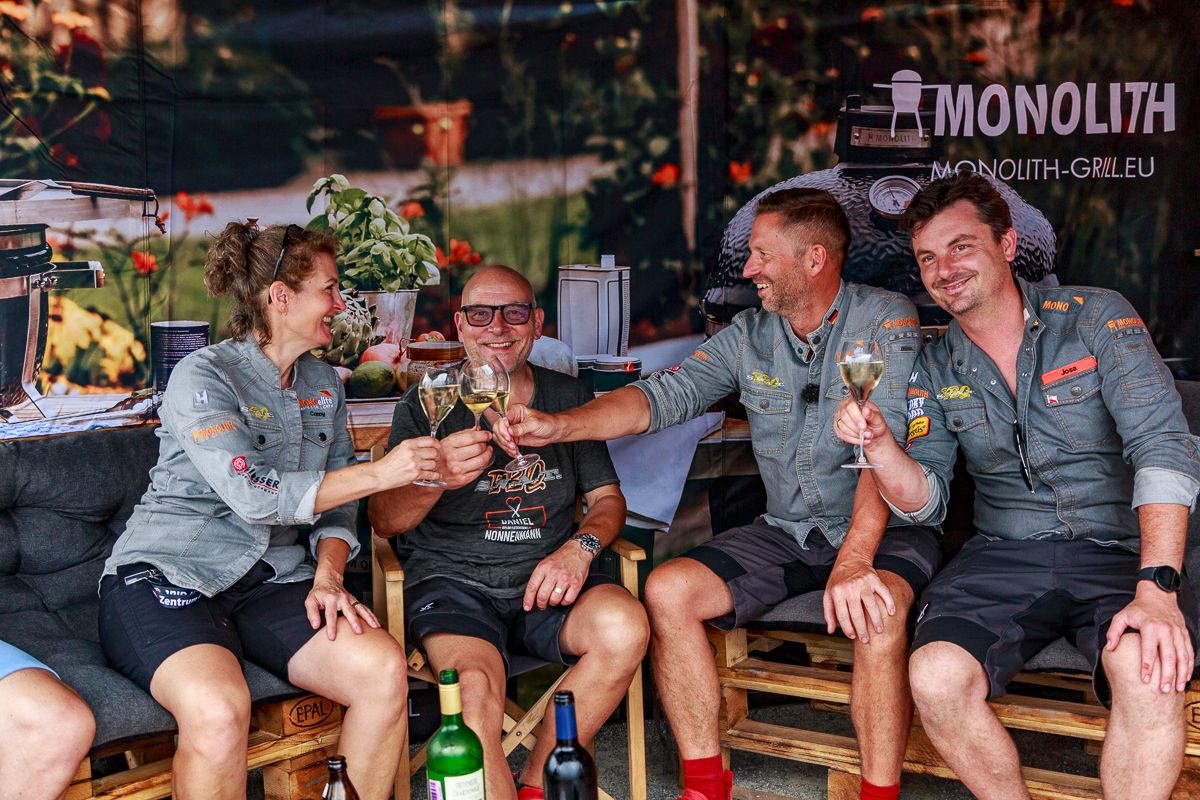 Monolith-Team stößt mit Wein an