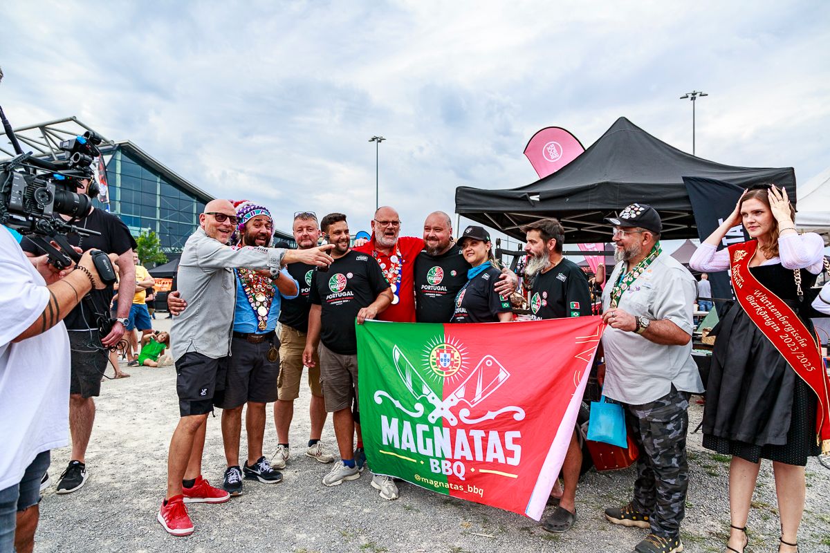 Magnatas BBQ Team aus Portugal mit Flagge
