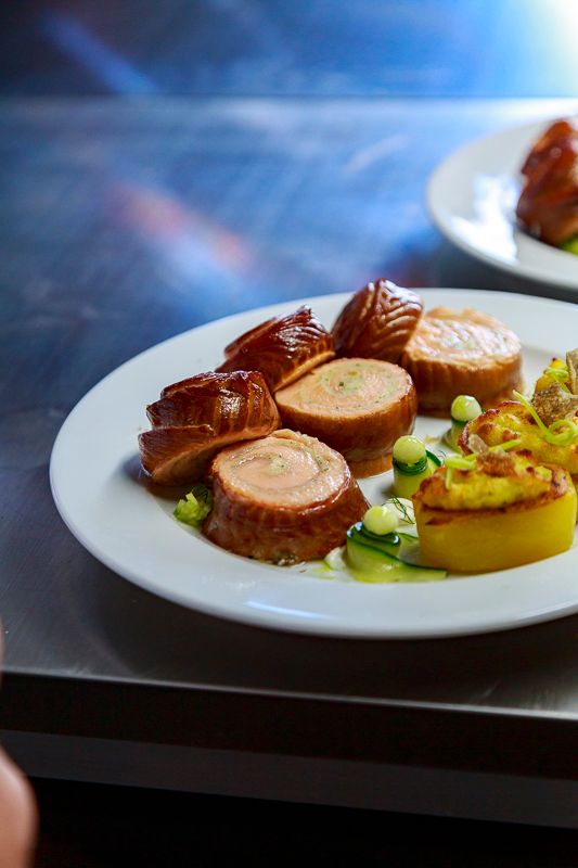 Geräucherte Roulade mit Kartoffel auf dem Wettbewerbs-Teller