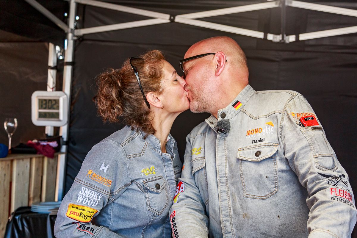 Daniel Nonnenmann mit seiner Frau – Kuss nach dem Wettbewerb