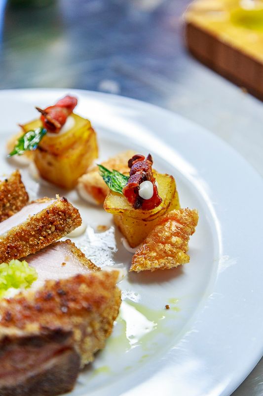 Wettbewerbs-Teller mit krossem Fleisch und Kartoffeln