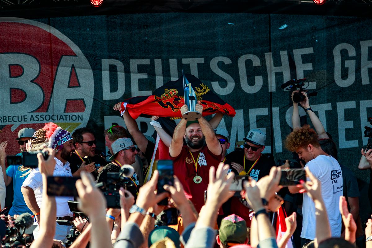 Siegerehrung Deutsche Grillmeisterschaft – Pokal mit Flagge