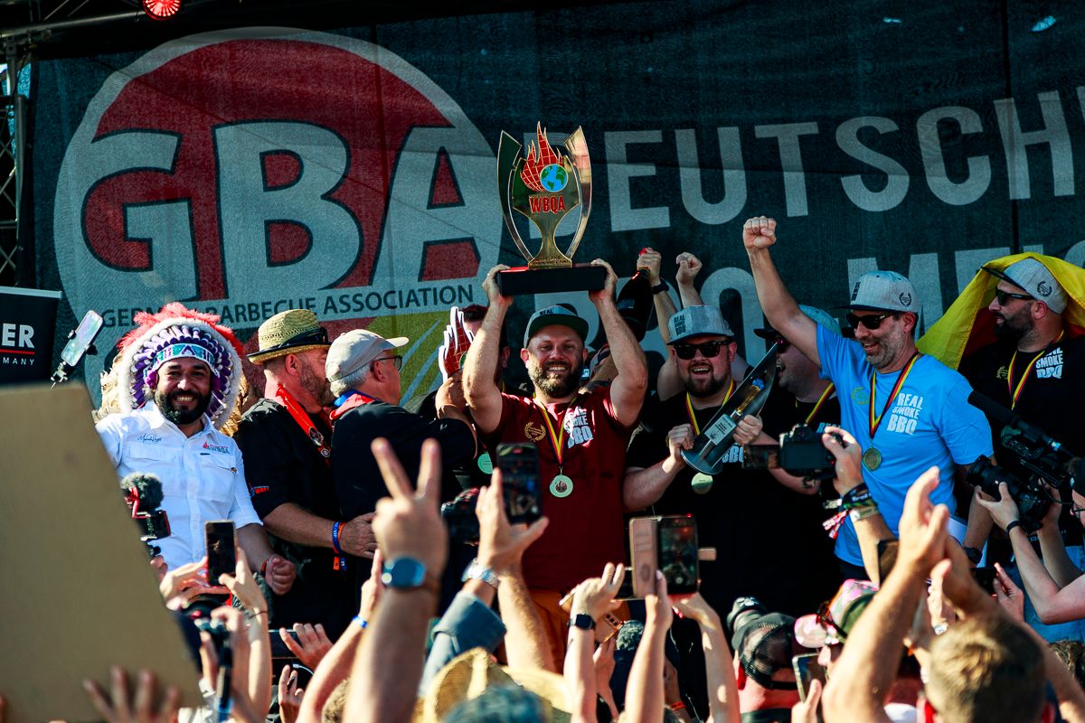 Siegerehrung bei der BBQ-Weltmeisterschaft – Pokal wird hochgehalten