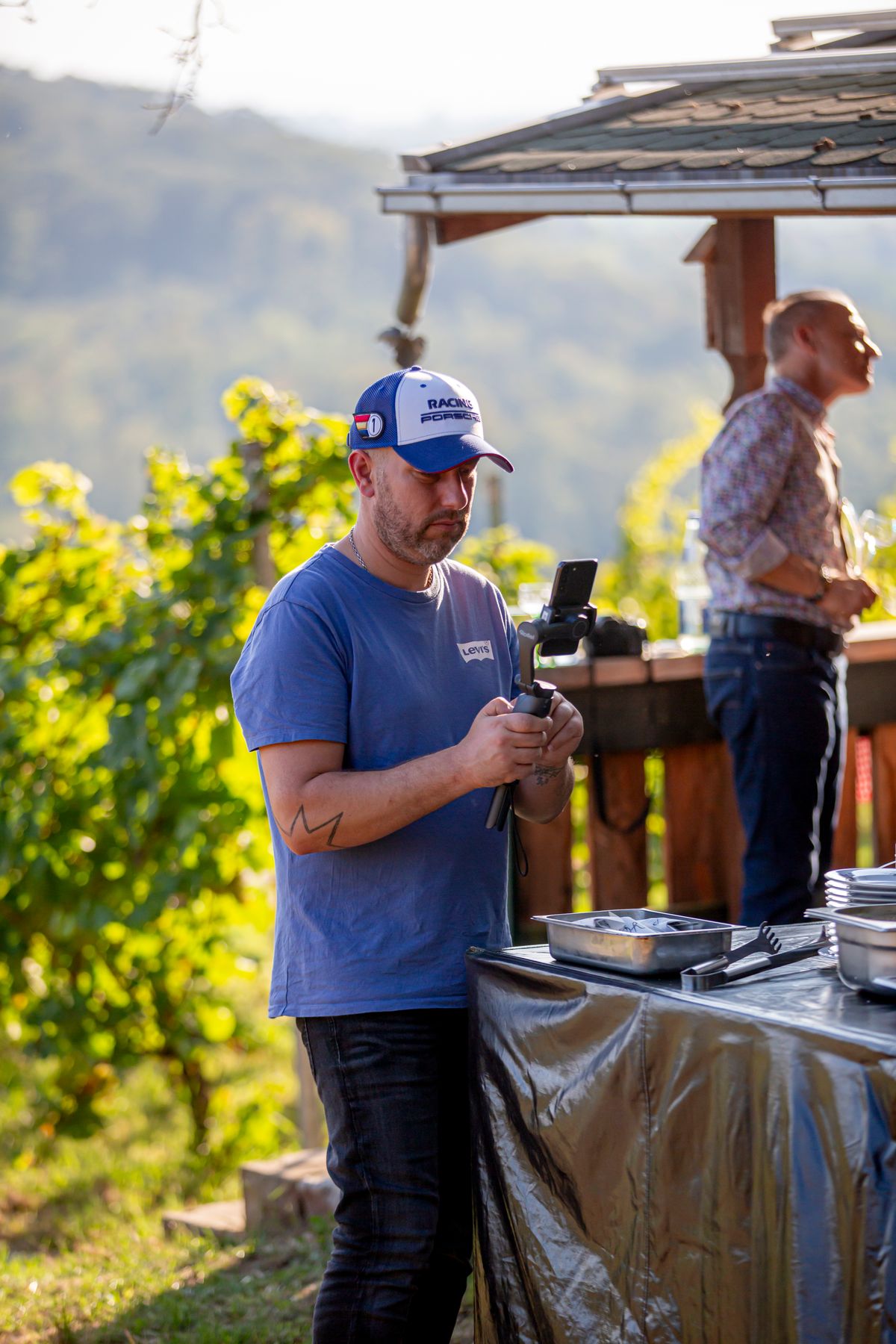Kameramann beim Dreh im Weinberg