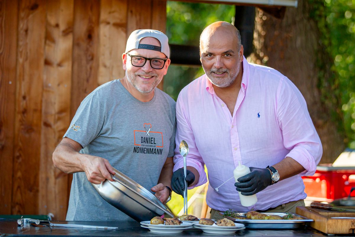 Daniel Nonnenmann beim Anrichten mit Gast im Weinberg