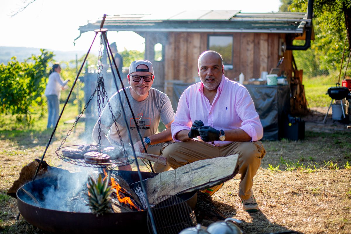 Daniel Nonnenmann am Schwenkgrill im Weinberg