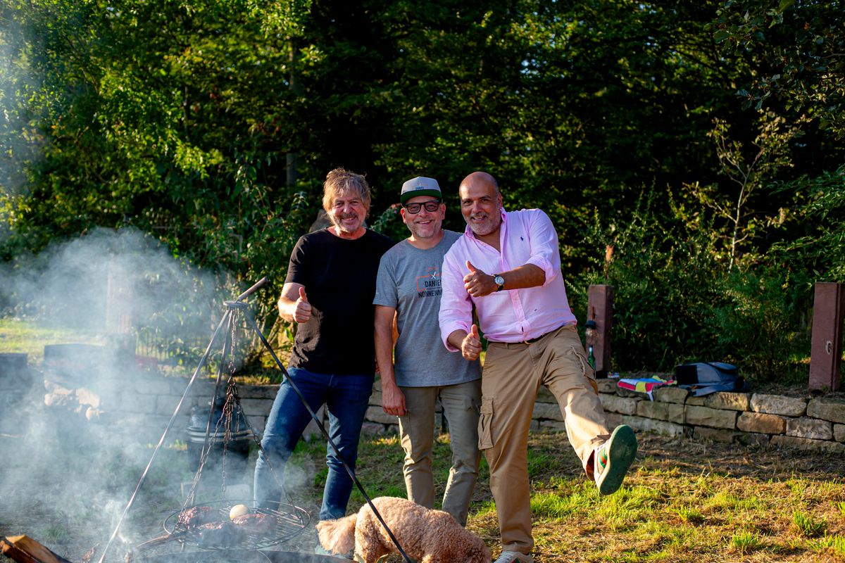 Daniel Nonnenmann beim gemütlichen Grillen im Garten