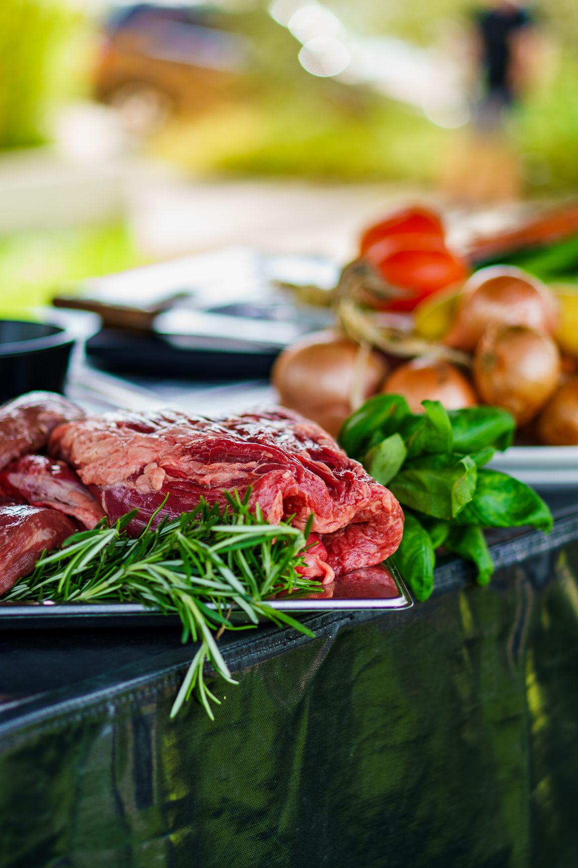 Frisches Fleisch mit Rosmarin und Gemüse