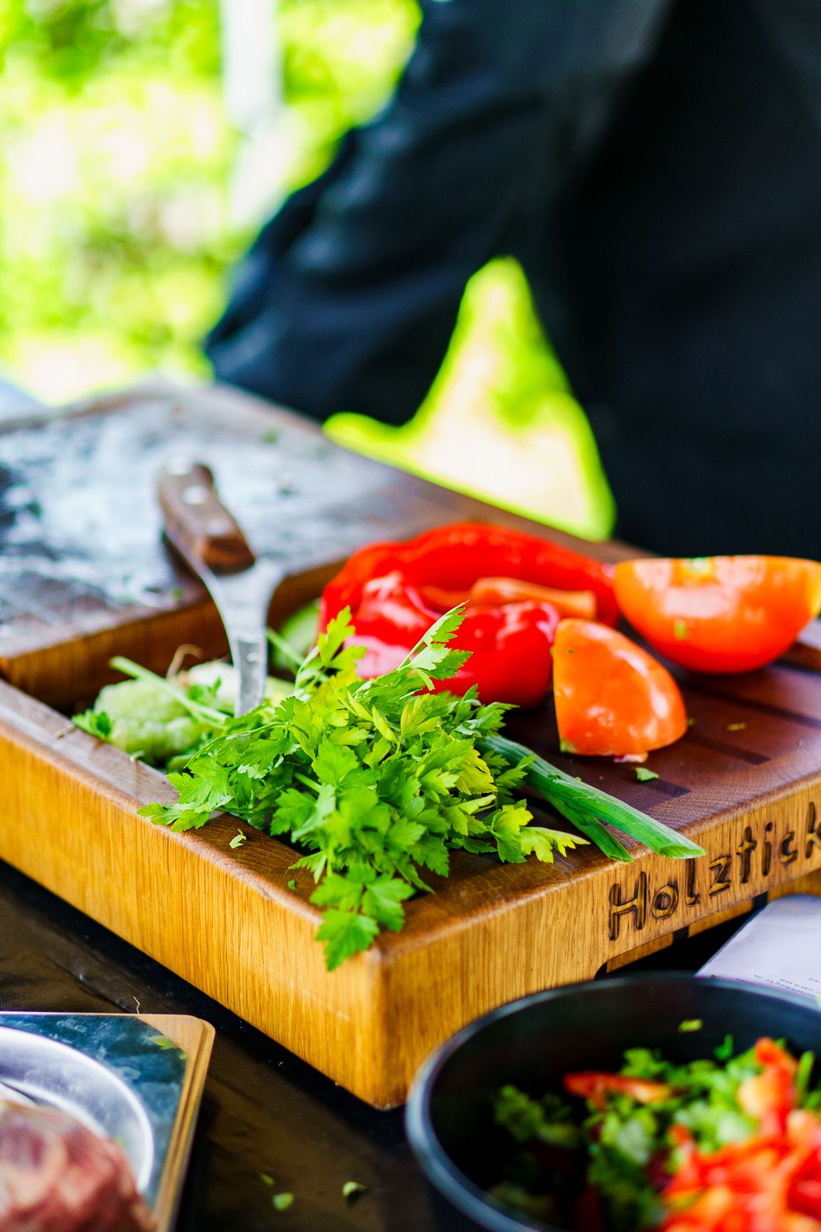Frische Kräuter und Gemüse auf dem Holzbrett