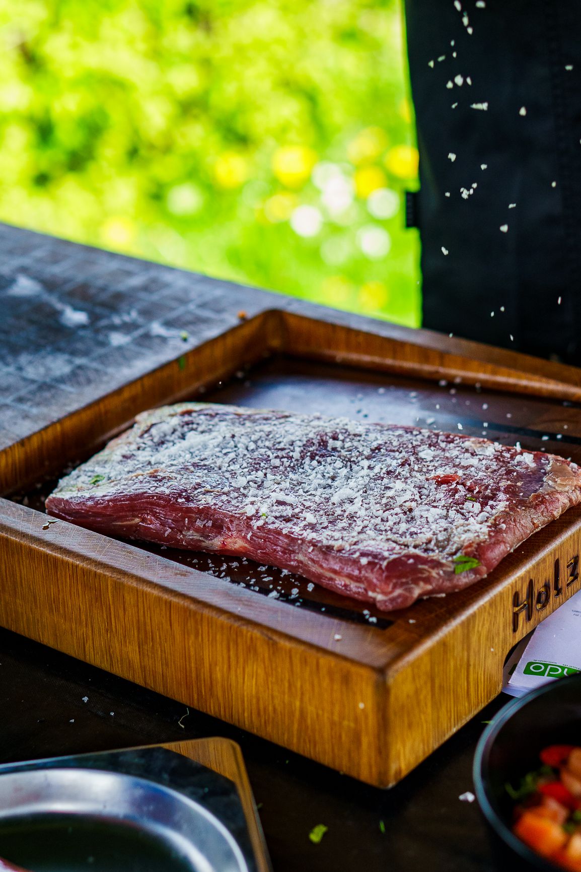 Frisches Fleisch mit Salz gewürzt auf dem Holzbrett