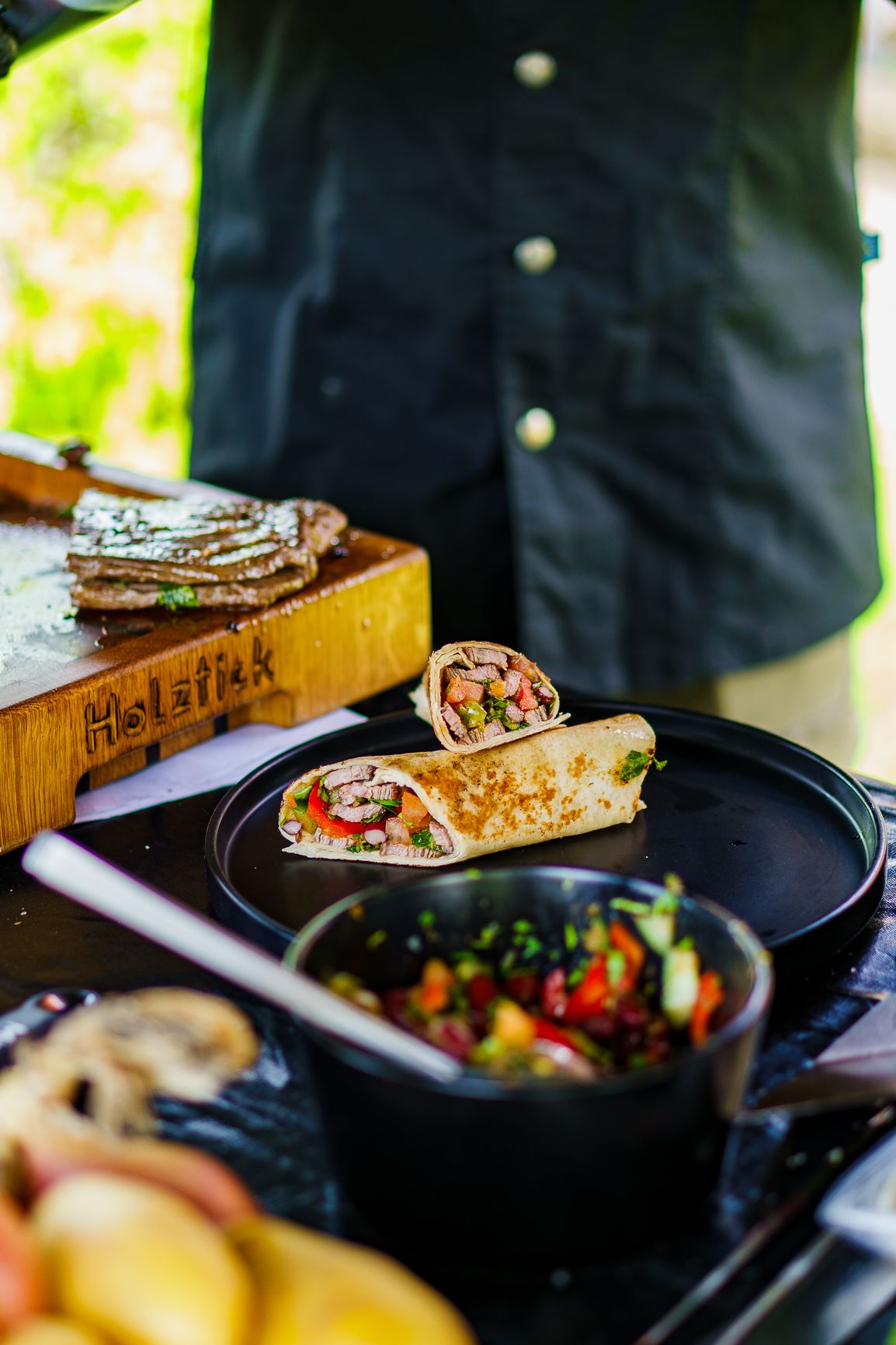 Steak-Wraps mit frischem Gemüse auf dem Teller