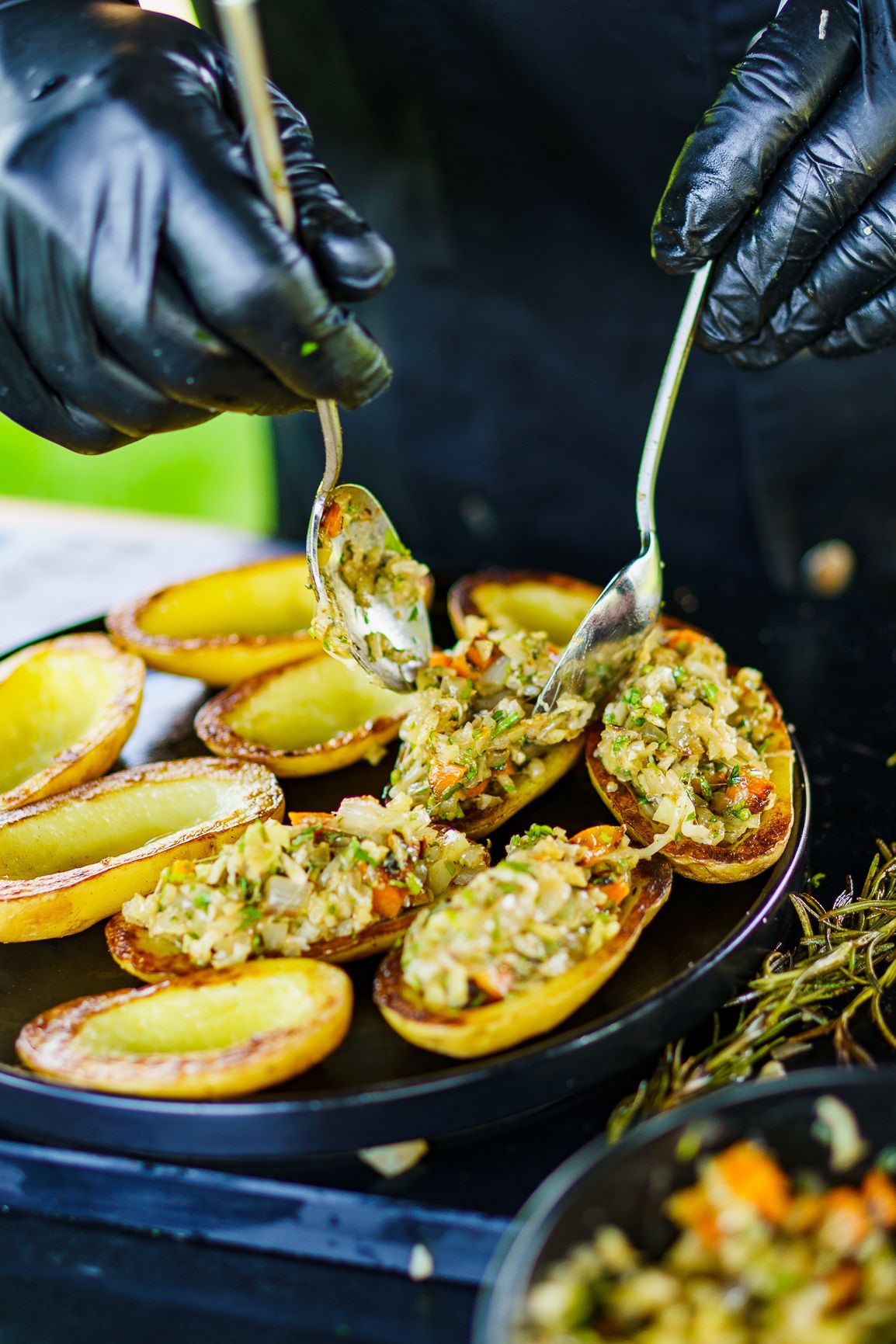 Gefüllte Kartoffeln werden mit Löffeln angerichtet